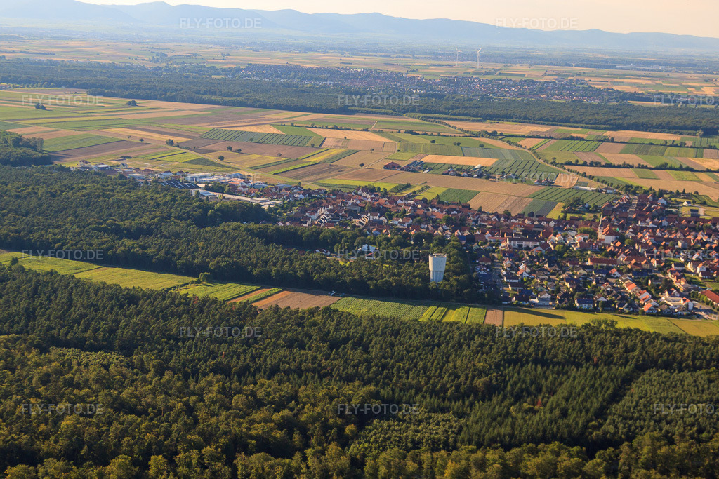 Luftbild: Ortspanorama von Süden in Hatzenbühl im Bundesland Rheinland-Pfalz in Deutschland. Foto: IMG_30891.jpg vom 31.07.2010 durch Werner Riehm/FLY-FOTO.de
