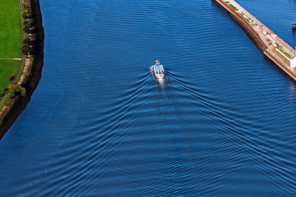 dr__0058006.jpg | BREMEN 19.09.2020 Passagier- und Fahrgast- Schiff auf der Weser in Bremen, Deutschland. // Passenger ship auf of Weser in Bremen, Germany. Foto: Daniel Reiter