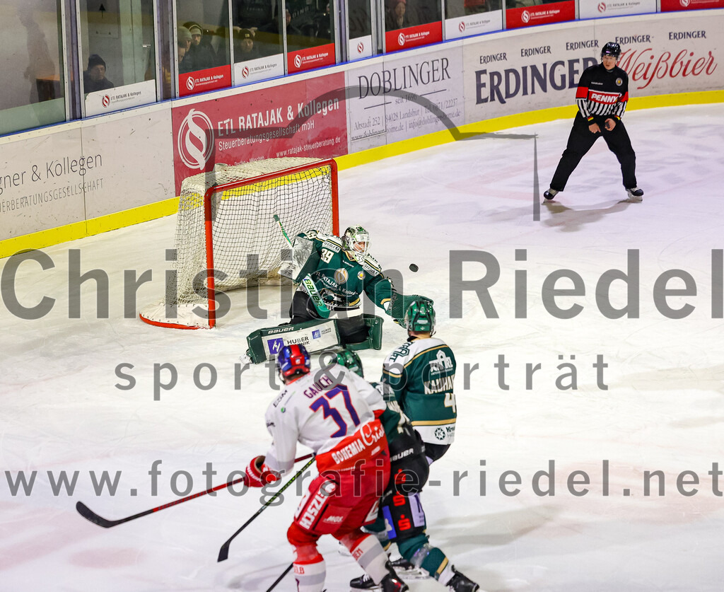 2026-01-18_080_TSV_Erding_gegen_Selber_Woelfe | Erding, Deutschland, 18.01.2026:Eishockey, Oberliga Süd 2025 / 2026, 38. Spieltag, TSV Erding gegen Selber Wölfe, Endergebnis: 2:3 n.V.Thomas Gauch (Selber Wölfe, #37), Erik Modlmayr (Erding Gladiators, #21), Jesse Kauhanen (Erding Gladiators, #4)Foto: Christian Riedel / fotografie-riedel.net