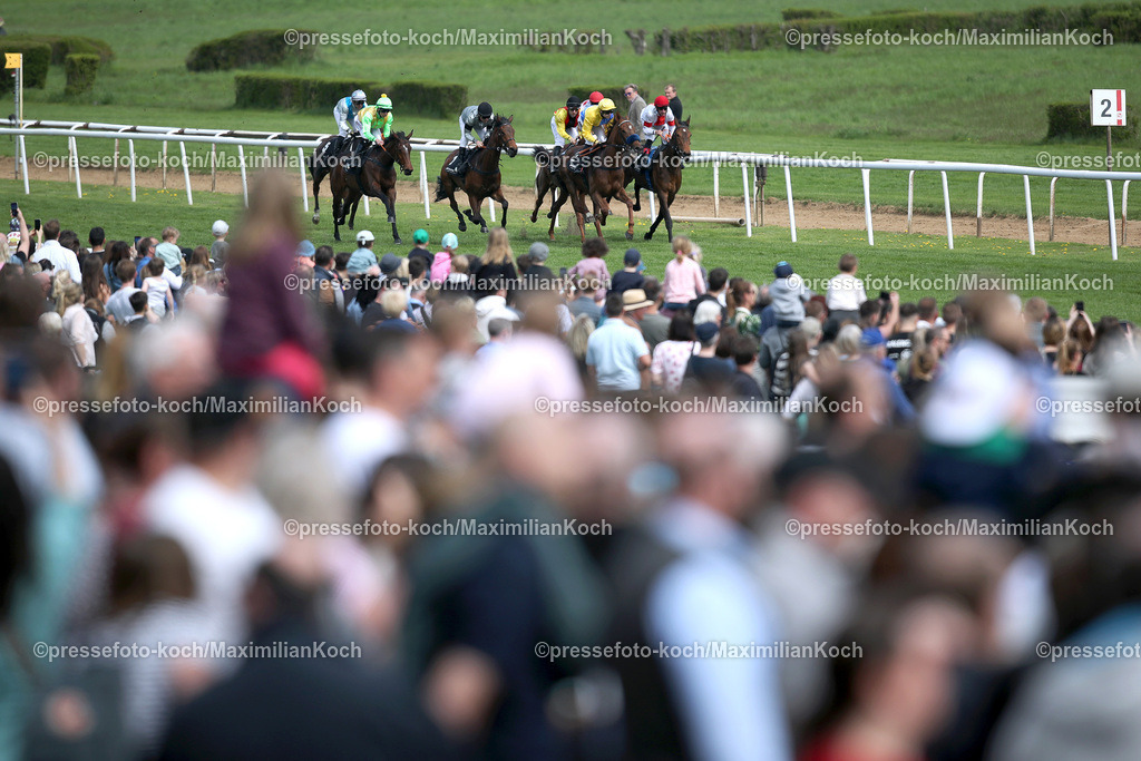 Han010523xx010 | 01.05.2023, Hannover, Galopprennbahn Langenhagen Neue Bult, Hannover 96 Renntag auf der Pferderennbahn. 20.500 Zuschauer verfolgen auf der vollen Bahn die Pferderennen.