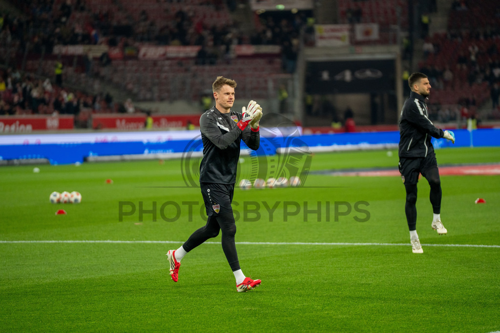 VfB Stuttgart vs. RB Leipzig, Fussball, 1. Bundesliga, 26. Spieltag, 15.03.2026 | Alexander Nuebel (VfB Stuttgart, #33) mit Fabian Bredlow (VfB Stuttgart, #01),VfB Stuttgart vs. RB Leipzig, Fussball, 1. Bundesliga, 26. Spieltag, 15.03.2026Foto: photosbyphips/Philip Ziegler