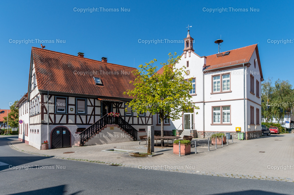 DSC_9654 | Gronau, Bensheimer Stadtteil,hier der Dorfmittelpunkt mit ehemaligen Lehrerhaus und ehemaligen Rathaus (rechts),  , Bild: Thomas Neu