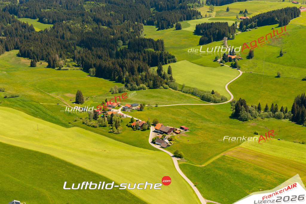 Das Luftbild zeigt : Hellengerst Weitnau - Die Luftaufnahme wurde 2024 vom UL-Flugzeug aus erstellt ( keine Drohne ) - Hochauflösende Luftaufnahme - Für grossformatige Ausdrucke geeignet. Die Geschenkidee !Mit Lizenz und Bildrechte bestellbar