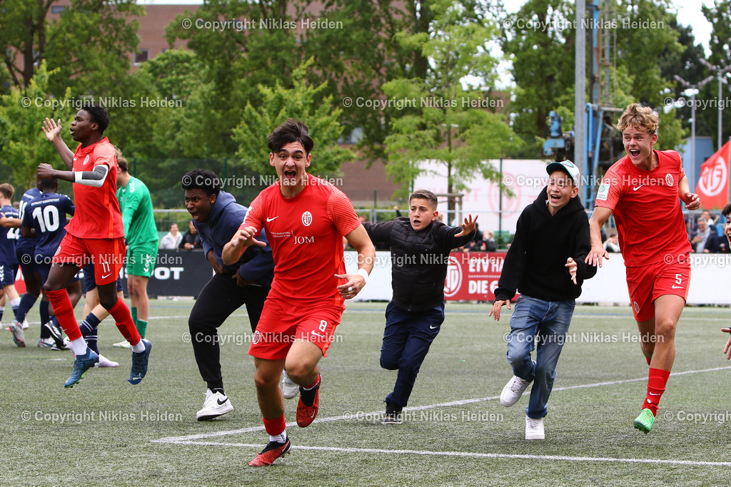 NH_EimsbüttelerTVU19_FCEintrachtNorderstedtU19_U19RegionalligaNord_09062024 | Großer Jubel bei der Eimsbütteler TV U19) nach dem 2:1 von #8 Daniel Gonzalez Jareno.Fußball I Junioren I A-Junioren Regionalliga Nord I Saison 2023-2024 I 26 Spieltag I Eimsbütteler TV U19 - FC Eintracht Norderstedt U19 I 09.06.2024 I Sportzentrum Hoheluft