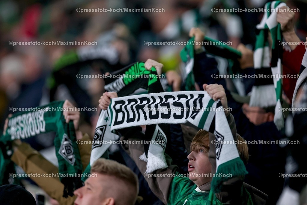 BMG05102501038 | 05.10.2025, Fußball, Borussia Mönchengladbach - SC Freiburg, 1. Fußball Bundesliga, Borussia-Park, Saison 2025 2026: Fans Zuschauer Fußballfans Borussiafans Fanschal Schalparade Schal SchalsDFB regulations prohibit any use of photographs as image sequences and or quasi-video.