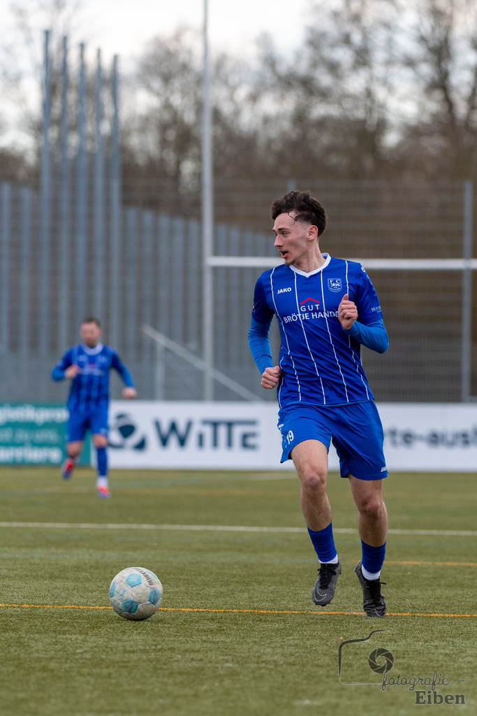 FC Rastede-SV Brake | Herren Bezirks-Testspiel; FC Rastede (blau)-SV Brake (weiß) am 02.03.2025 in Rastede (Sportanlage Kötterswegs), Photo: Philip Eiben 2025 - Realisiert mit Pictrs.com
