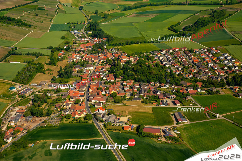 Das Luftbild zeigt Oberschwappach Knetzgau - Die Luftaufnahme wurde 2023 vom UL-Flugzeug aus erstellt ( keine Drohne ) - Hochauflösende Luftaufnahme - Für grossformatige Ausdrucke geeignet. Die Geschenkidee !Mit Lizenz und Bildrechte bestellbar