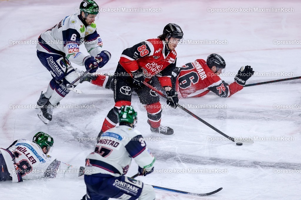 KEC15042601182 | 15.04.2026, Eishockey, DEL Halbfinale Play-Offs, Kölner Haie - Eisbären Berlin, Spiel 4, Lanxess-Arena Köln: Gregor MacLeod (Kölner Haie #89) im Zweikampf gegen  Kai Wissmann (Eisbären Berlin #06) Jonas Müller (Eisbären Berlin #18) Markus Vikingstad (Eisbären Berlin #37) 