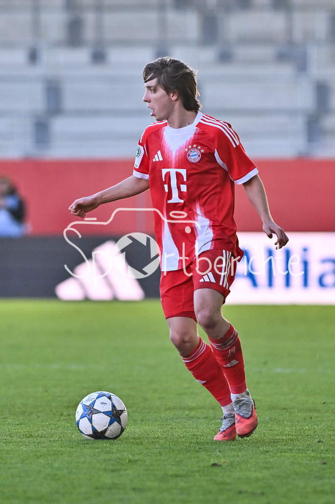 FC Bayern München U19 - Sporting Lissabon U19 | MUNICH, GERMANY - 09. DECEMBER: am Ball Bohdan OLYCHENKO (FC Bayern München U19 11) / Einzelfoto / Freisteller während dem Match zwischen der U19 des FC Bayern München und der U19 von Sporting Lissabon am 6. Spieltag der UEFA Youth League Ligaphase am FC Bayern Campus