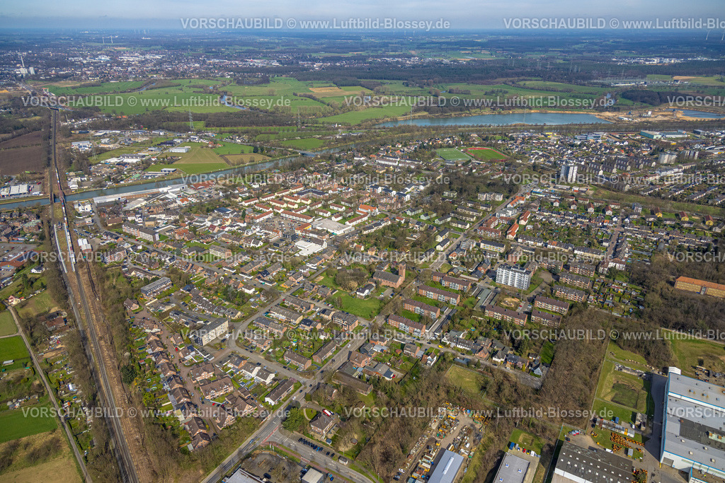 Voerde240309436 | Luftbild, Wohngebiet Ortsansicht Ortsteil Friedrichsfeld, Bahnhof Friedrichsfeld mit neuem Bahnsteig und S-Bahn, Ausbau der Betuweroute und Betuwe-Linie Eisenbahnstrecke, hinten der Wesel-Datteln-Kanal und der Lipperandsee mit Lippeaue, Friedrichsfeld, Voerde, Nordrhein-Westfalen, Deutschland