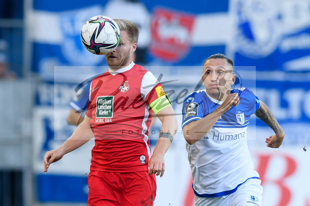 FCMFCK20210904_139 | Fussball, Herren: Jean Zimmer (1. FC Kaiserslautern) und Barıs Atik (1. FC Magdeburg) im Zweikampf beim Spiel der 3. Liga zwischen 1. FC Magdeburg und 1. FC Kaiserslautern in der MDCC-Arena am 04.09.2021 in Magdeburg, Deutschland.DFB / DFL REGULATIONS PROHIBIT ANY USE OF PHOTOGRAPHS AS IMAGE SEQUENCES AND/OR QUASI-VIDEO. - Realisiert mit Pictrs.com