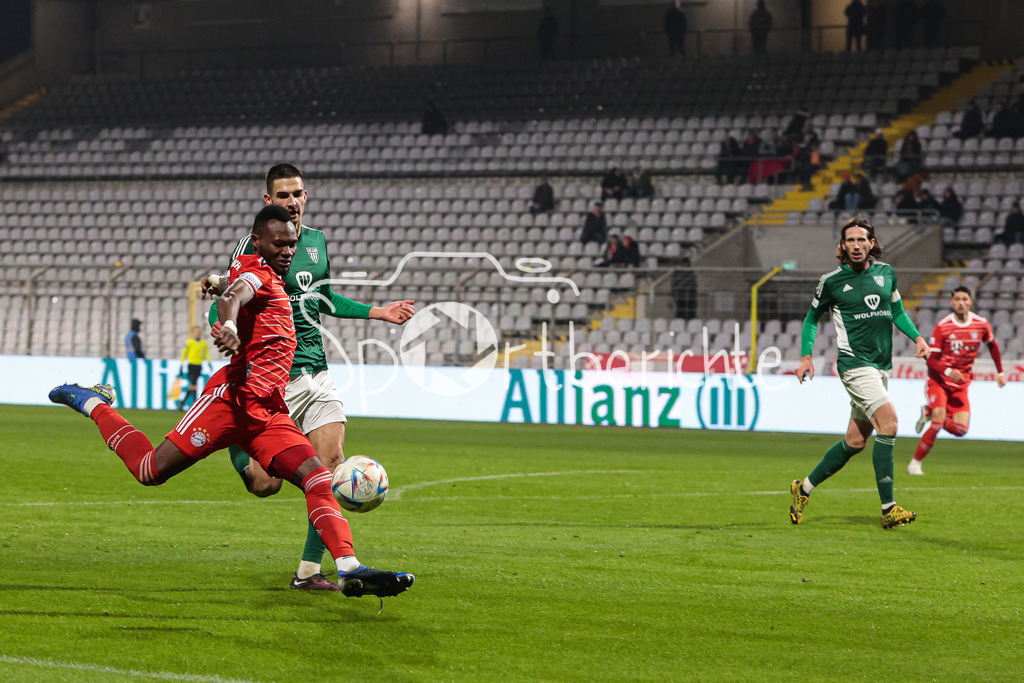 FC Bayern Amateure - 1. FC Schweinfurt | Desire SEGBE AZANKPO  (FCB #34) bei einem Torschuss