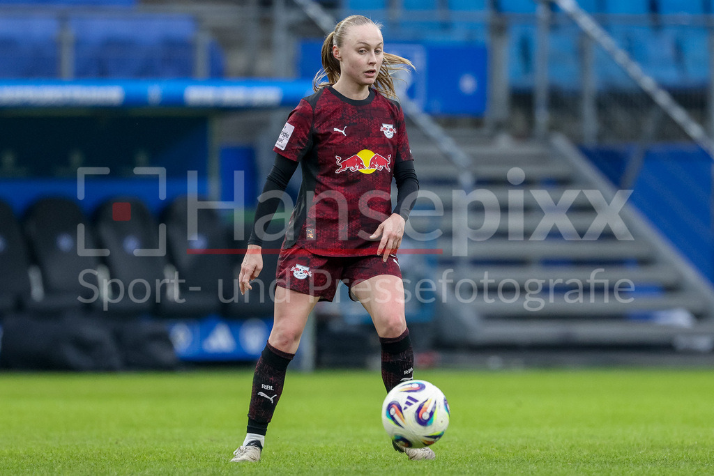 Fussball, Google Pixel Frauen-Bundesliga, Hamburger SV - RB Leipzig | Lou-Ann Joly (RB Leipzig, 6) am Ball, Freisteller, Einzelbild, Ganzkörper, Aktion, Action, Spielszene, DIE DFB-RICHTLINIEN UNTERSAGEN JEGLICHE NUTZUNG VON FOTOS ALS SEQUENZBILDER UND/ODER VIDEOÄHNLICHE FOTOSTRECKEN. DFB REGULATIONS PROHIBIT ANY USE OF PHOTOGRAPHS AS IMAGE SEQUENCES AND/OR QUASI-VIDEO.