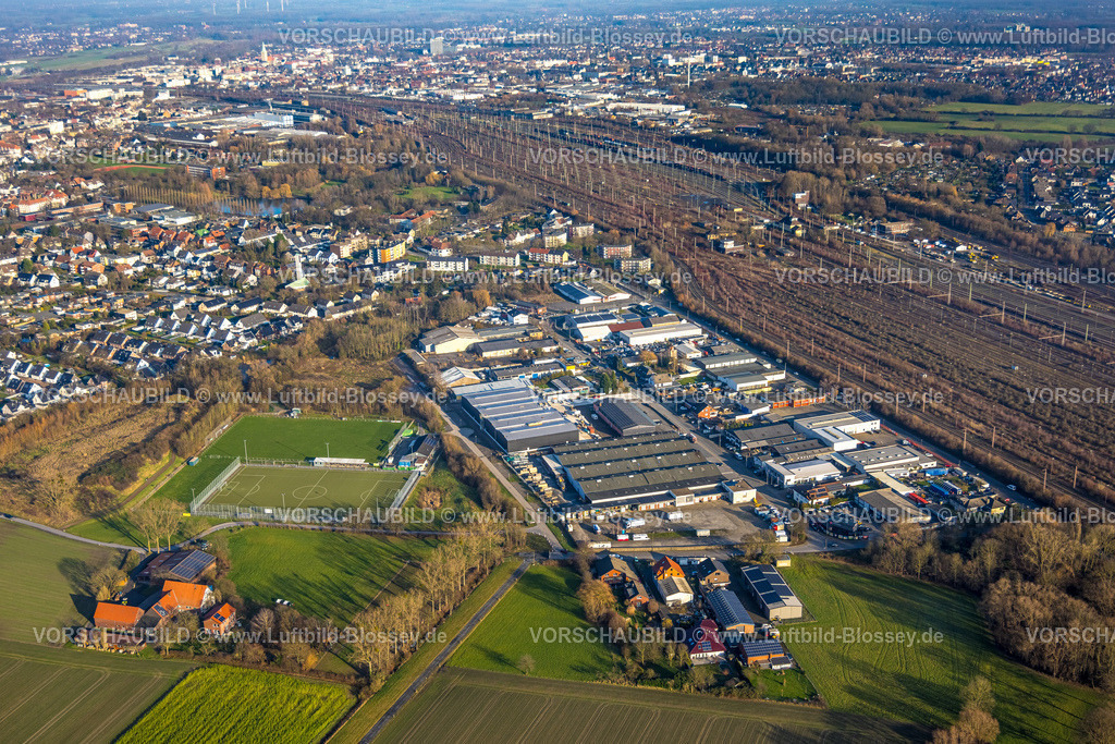 Hamm241200239 | Luftbild, Güterbahnhof, Blick auf Ortsteil Daberg mit Gewerbegebiet Schieferstraße, Fußballstadion Sportanlage TuS Germania Lohauserholz-Daberg, Stadtbezirk Pelkum, Hamm, Ruhrgebiet, Nordrhein-Westfalen, Deutschland