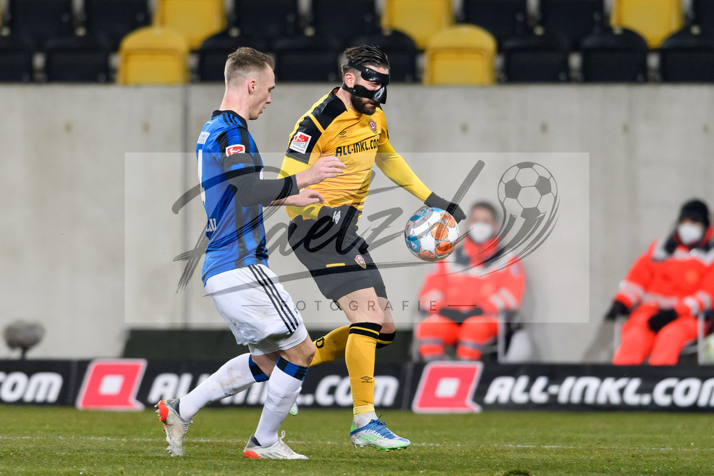 SGDHSV20220114_116 | Fussball, Herren: Sebastian Schonlau (Hamburger SV) und Brandon Borrello (SG Dynamo Dresden) im Zweikampf bei dem Spiel der 2. Bundesliga zwischen SG Dynamo Dresden und Hamburger SV im Rudolf-Harbig-Stadion am 14.01.2022 in Dresden, Deutschland.DFB / DFL REGULATIONS PROHIBIT ANY USE OF PHOTOGRAPHS AS IMAGE SEQUENCES AND/OR QUASI-VIDEO. - Realisiert mit Pictrs.com