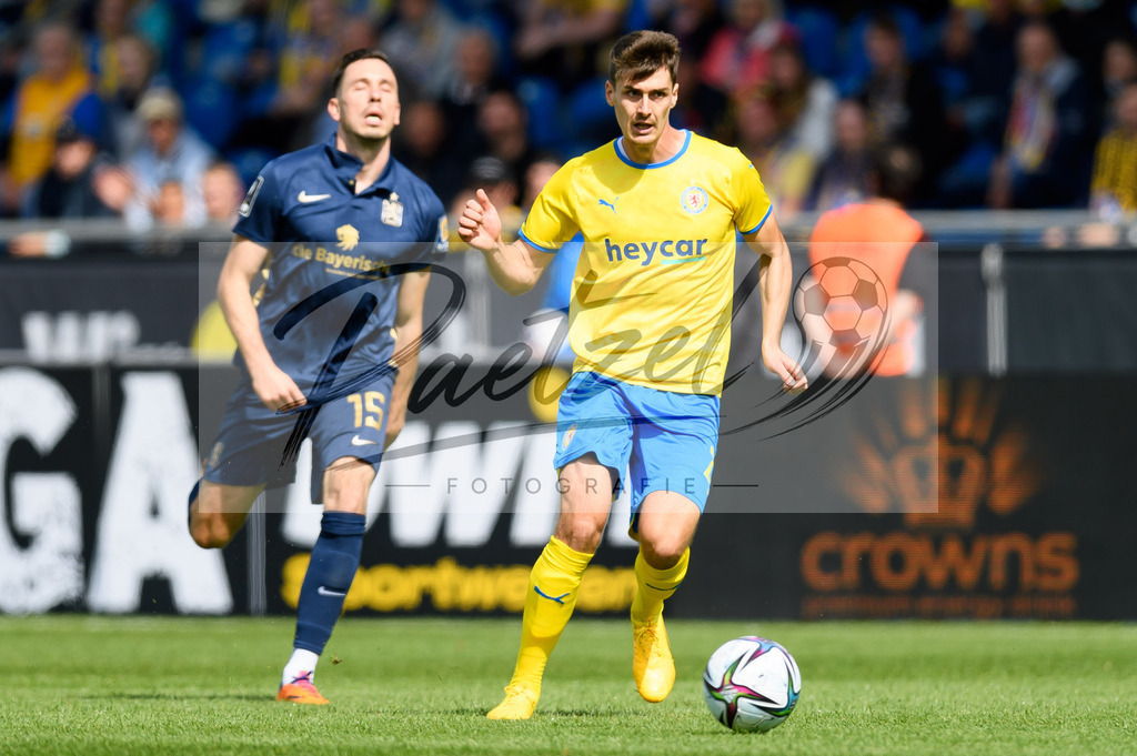 EBSTSV20210828_090 | Fussball, Herren: Danilo Wiebe (Eintracht Braunschweig) in Aktion, am Ball, Einzelaktion beim Spiel der 3. Liga zwischen Eintracht Braunschweig und TSV 1860 Muenchen im Eintracht-Stadion am 28.08.2021 in Braunschweig, Deutschland.DFB / DFL REGULATIONS PROHIBIT ANY USE OF PHOTOGRAPHS AS IMAGE SEQUENCES AND/OR QUASI-VIDEO. - Realisiert mit Pictrs.com