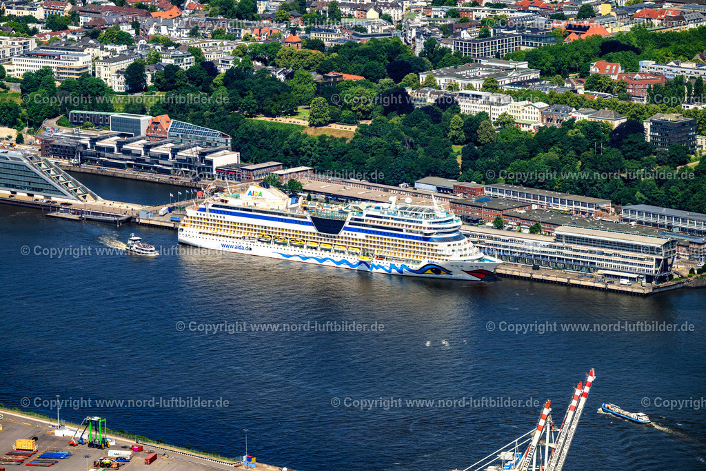 Hamburg_Altona_Crurise_Terminal_AIDA_Sol_ELS_7297200625 | HAMBURG 20.06.2025 Kreuzfahrt- Passagier- und Fahrgast- Schiff " AIDAsol " am Kai des Cruise Center in Hamburg, Deutschland. Weiterführende Informationen bei: AIDA Cruises - German Branch of Costa Crociere S.p.A.,  CGH Cruise Gate Hamburg GmbH. // The cruise passenger and passenger ship "AIDAsol" on the quay of the Cruise Center in Hamburg, Germany. Further information at: AIDA Cruises - German Branch of Costa Crociere S.p.A.,  CGH Cruise Gate Hamburg GmbH. Foto: Martin Elsen
