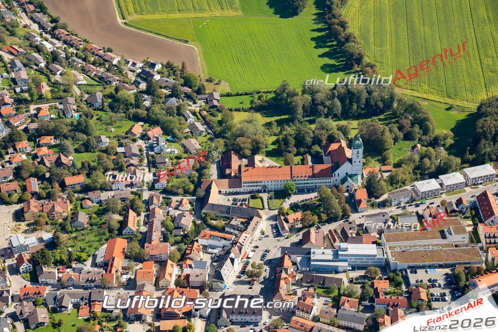 Aktuelles Luftbild von Schloss Ebersberg Kauf mit Lizenz / Bildrechten möglich- Die Luftaufnahme wurde 2021 mittels UL-Flugzeug erstellt ( keine Drohne ) - hochauflösende Kamera-Systeme von  Canon -Beste Qualität - Für grossformatige Ausdrucke geeignet. Die Geschenkidee !