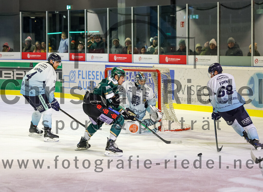 2026-01-06_111_TSV_Erding_gegen_EV_Lindau_Islanders | Erding, Deutschland, 06.01.2026:Eishockey, Oberliga Süd 2025 / 2026, 35. Spieltag, TSV Erding gegen EV Lindau Islanders, Endergebnis: 2:5Lukas Bender (EV Lindau Islanders, #4), Louis Trattner (Erding Gladiators, #7), Torwart Daniel Filimonov (EV Lindau Islanders, #96), Andreas Farny (EV Lindau Islanders, #68)Foto: Christian Riedel / fotografie-riedel.net