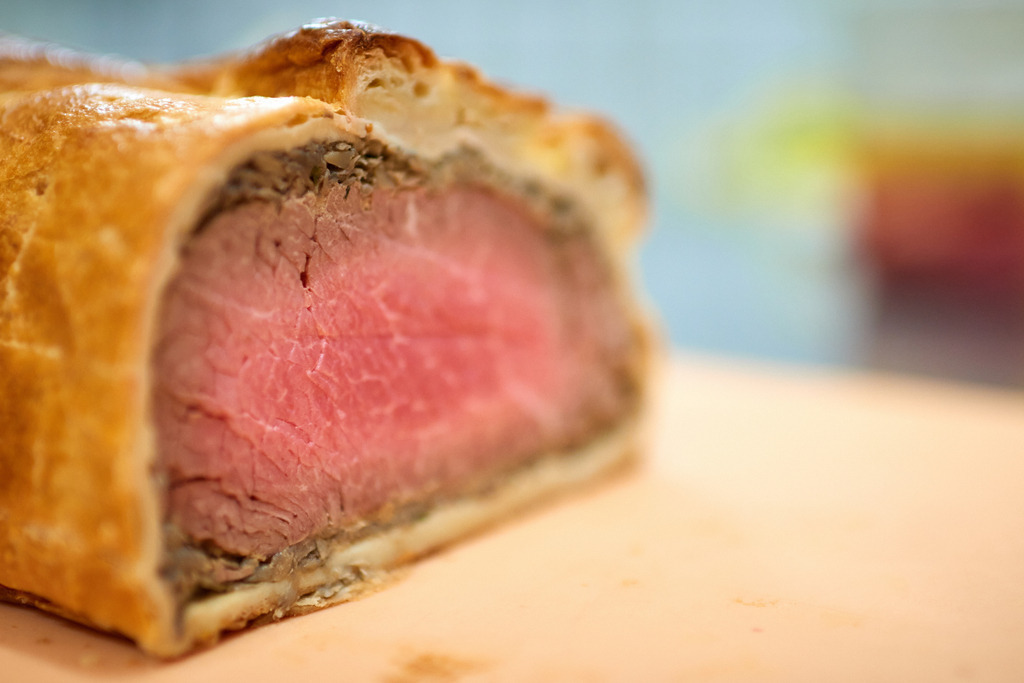 Cafe Sluka - Filet Wellington | Wien, Austria - March 28, 2018: Conditorei Sluka Rathausplatz; Filet Wellington, Rosa gebratenes Roastbeef in Duxelles im Blätterteigmantel. - Realisiert mit Pictrs.com
