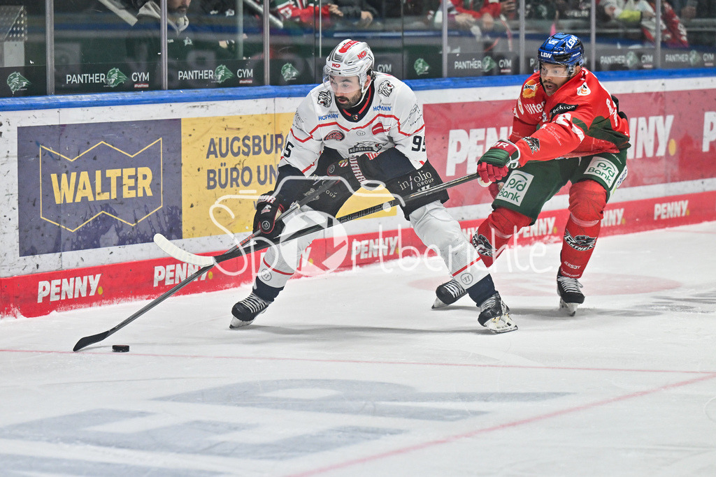 Augsburger Panther - Nürnberg Ice Tigers | AUGSBURG, GERMANY - 28. NOVEMBER: im Duell Charlie GERARD (Nürnberg Ice Tigers 95) und Madison BOWEY (Augsburger Panther 22) beim Ligaspiel zwischen den Augsburger Panthern und den Nürnberg Ice Tigers am 23. Spieltag der Penny DEL im Curt Frenzel Stadion