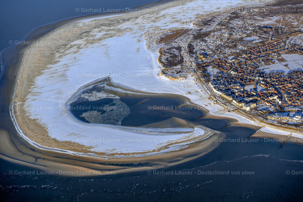 4044113 | BORKUM 13.02.2021 Winterlich schneebedeckte Küstenbereich der Nordseeinsel - Insel in Borkum im Bundesland Niedersachsen, Deutschland. Weiterführende Informationen bei: Nordseeheilbad Borkum GmbH. // Wintry snowy coastal area the North Sea island in Borkum in the state Lower Saxony, Germany. Further information at: Nordseeheilbad Borkum GmbH. Foto: Gerhard Launer