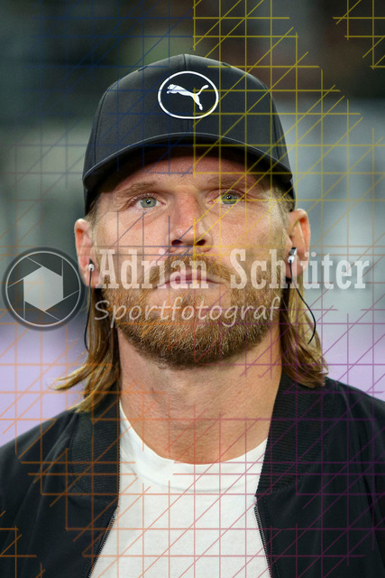 Borussia Mönchengladbach vs SC Freiburg - Bundesliga  | Mönchengladbach, Deutschland, 05.10.25:   Trainer Eugen Polanski (Borussia Mönchengladbach) schaut im Interview waehrend des Spiels der Bundesliga zwischen Borussia Mönchengladbach vs SC Freiburg im Stadion im Borussia Park(Foto von Brauer-Fotoagentur / Adrian Schlueter)