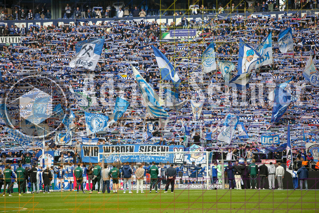05.04.2026, GER, Fussball, Herren, 2. BL, Saison 2025/2026, FC Schalke 04 - Karlsruher SC | die Mannschaft von Schalke 04 feiert den Sieg mit den Fans