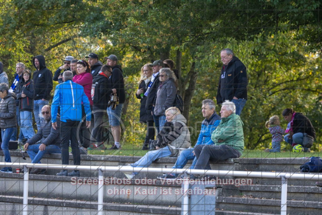 20250928_163453_0260 | #,TSG Salach (weiß) vs. TSV Berkheim (blau), Fußball, Bezirksliga - Bezirk Neckar/Fils, 06. Spieltag, Saison 2025/2026, Kunstrasensportplatz, Staufenecker Straße, 73084 Salach, 28.09.2025 - 15:00 Uhr,Foto: PhotoPeet-Sportfotografie/Peter Harich
