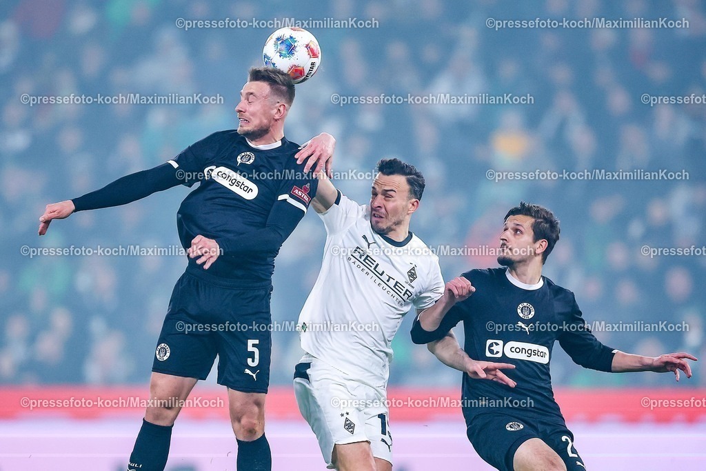 BMG13032601014 | 13.03.2026, Fußball, Borussia Mönchengladbach - FC St. Pauli, 1. Fußball Bundesliga, 26.Spieltag, Borussia-Park, Saison 2025 2026: Hauke Wahl&nbsp;(FC St.Pauli #05) im Zweikampf gegen  Haris Tabakovic&nbsp;(Borussia Mönchengladbach #15) Adam Dzwigala&nbsp;(FC St.Pauli #25)  DFB regulations prohibit any use of photographs as image sequences and or quasi-video.