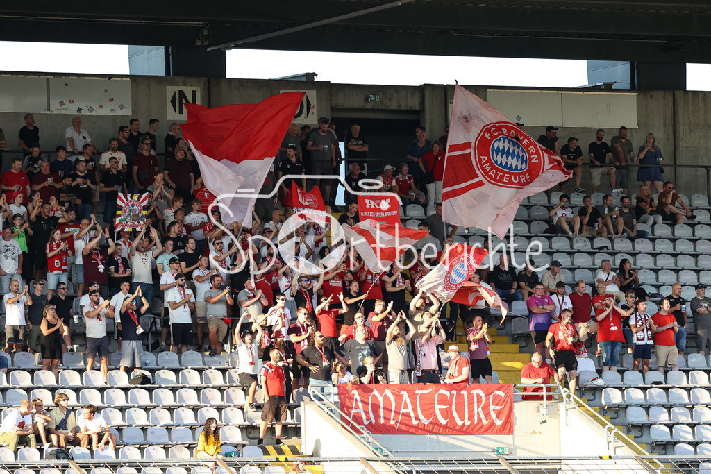 FC Bayern Amateure - DjK Vilzing | Die Fans der BAyern Amateure feuern Ihr Team an / Ultras / Zuschauer / Regionalliga Bayern: FC Bayern München II - DjK Vilzing, Grünwalder Stadion am 30.08.2024