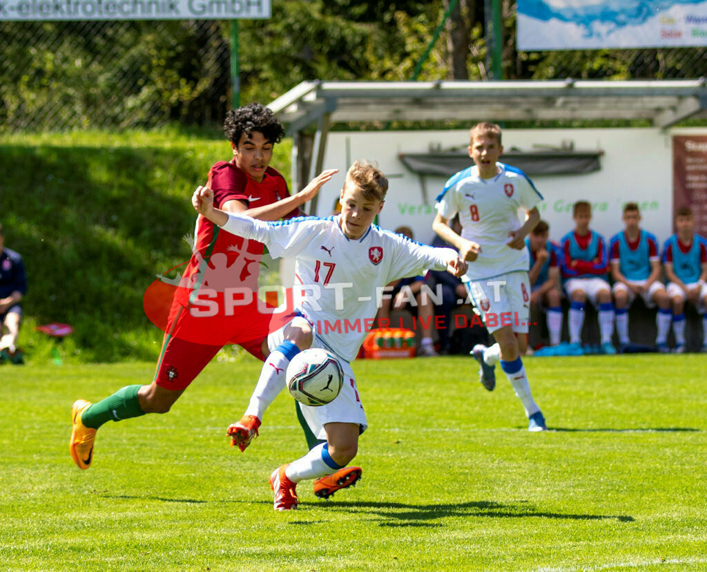 Portugal  U15 -Czech Republic U15 | JOÃO SIMÕES (Portugal #10) KRYSTOF CIZEK (Czech Republic #17) JIRI ZIMA (Czech Republic #8) ; Portugal  U15 -Czech Republic U15 am 29.04.2022 in Arnoldstein
(Sportplatz), AUSTRIA, (Photo by Ernst Krawagner sport-fan.at) - Realisiert mit Pictrs.com