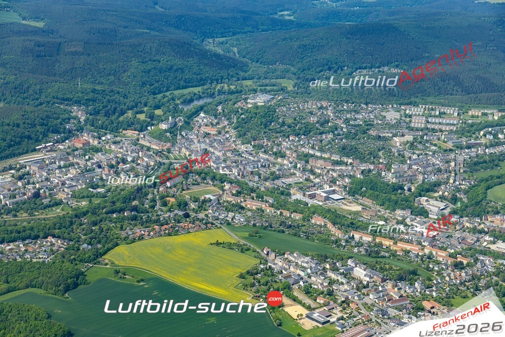 Das Luftbild der Stadt Greiz wurde 2022 vom Flugzeug heraus erstellt (keine Drohnen-Aufnahmen) Aufnahmehöhe ca.450 Meter- hohe Bildauflösung und Druck-Qualität. Garantiert!