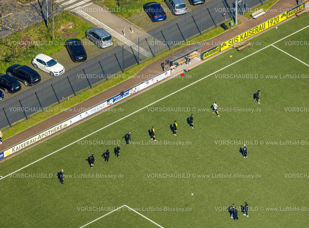 Kamen230406223 | Luftbild, Fußballspieler Training, Sportplatz SUS Kaiserau, Kaiserau, Kamen, Ruhrgebiet, Nordrhein-Westfalen, Deutschland