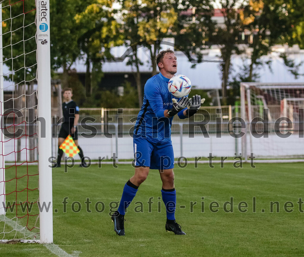 2023-08-11_081_FC_Finsing_gegen_SV_Eichenried | Finsing, Deutschland, 11.08.2023:
Fußball, Kreisliga 2023 / 2024, 4. Spieltag, FC Finsing gegen SV Eichenried, Endergebnis: 3:0

Torwart Maximilian Hofmeister (SV Eichenried, #1)

Foto: Christian Riedel / fotografie-riedel.net