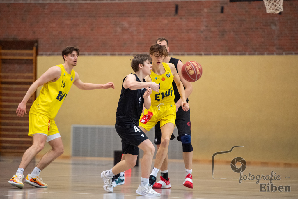 Baskets Juniors/TSG Westerstede-Rasta Vechta 3 | 1. Basketball-Regionalliga; Baskets Juniors/TSG Westerstede (gelb) - Rasta Vechta 3 (schwarz) am 18.01.2025 in Westerstede (Hössensporthalle), Photo: Philip Eiben 2025 - Realisiert mit Pictrs.com