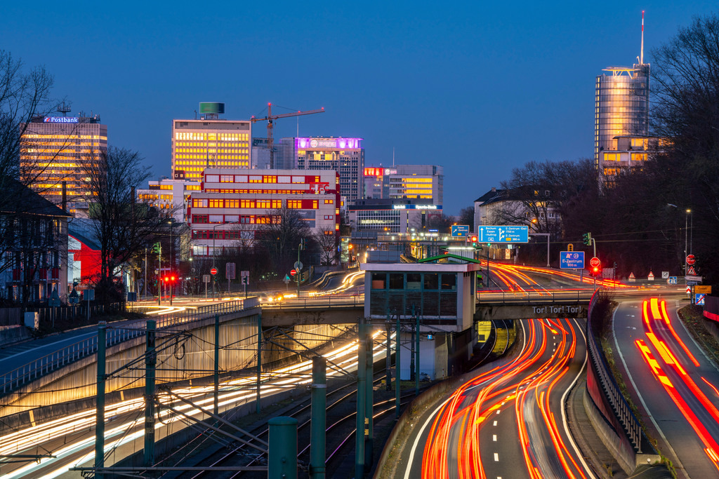 JT-210305 | Die Skyline der Innenstadt von Essen, Autobahn A40, Ruhrschnellweg, NRW, Deutschland, Stadtbahn, U-Bahn, Haltestelle Hobeisenbrücke,  - Realisiert mit Pictrs.com