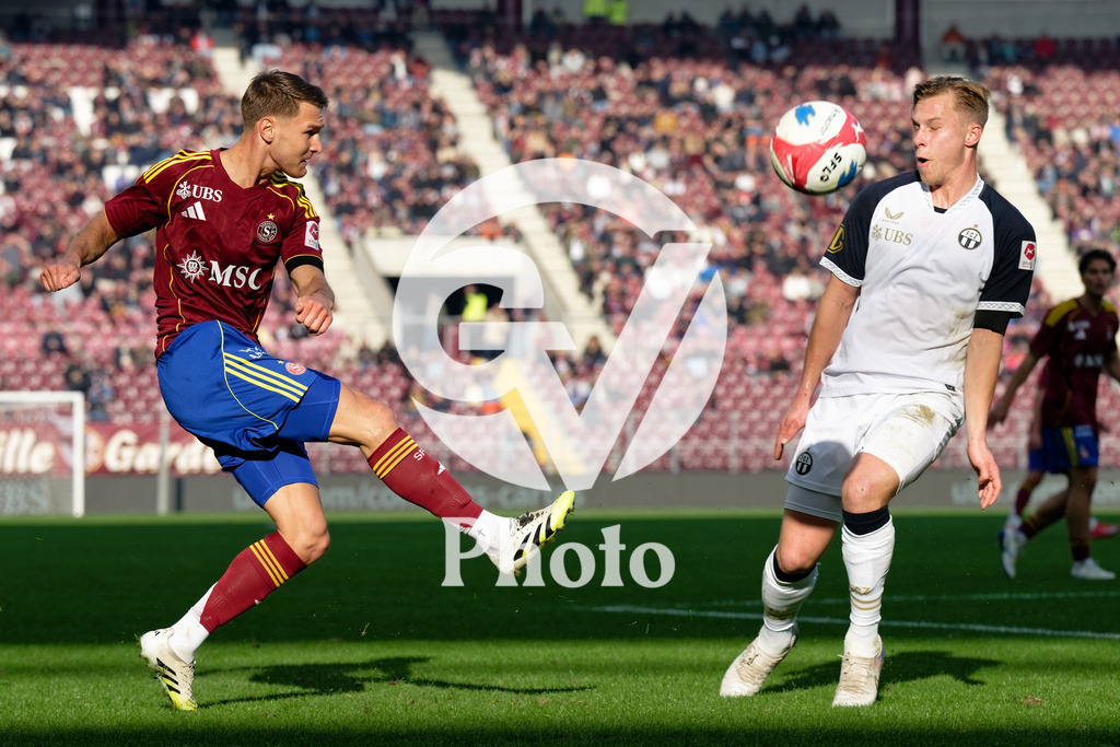 Brack Super League - Servette FC v FC Zurich | Marco Burch (15 Servette FC) shoots the ball (action) under pressure of Ilan Sauter (27 FC Zurich)  during the Brack Super League match between Servette FC and FC Zurich at Stade de Geneve in Geneva, Switzerland