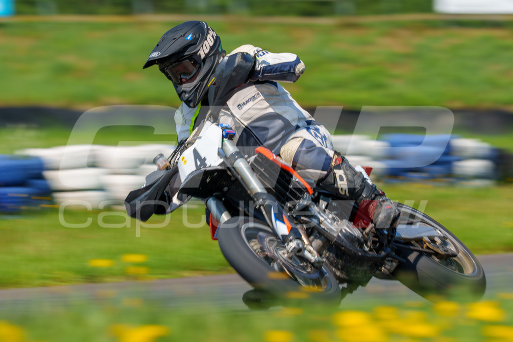 G-Cup + Supermoto Staatsmeisterschaft + Hungarian Supermoto Championship | GRIPcapture steht für authentische Sportfotografie in Österreich – für Momente, die mehr sind als Geschwindigkeit oder Ergebnis. Es geht um Emotion, Spannung, Fokus und den Augenblick, der oft nur einen Wimpernschlag dauert.Ob Motorsport, Teamsport oder 
