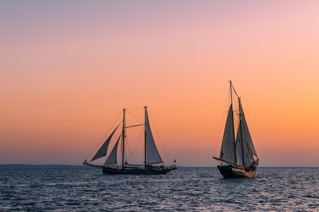 Segelschiffe im Sonnenuntergang auf der Hanse Sail in Rostock | Segelschiffe im Sonnenuntergang auf der Hanse Sail in Rostock.