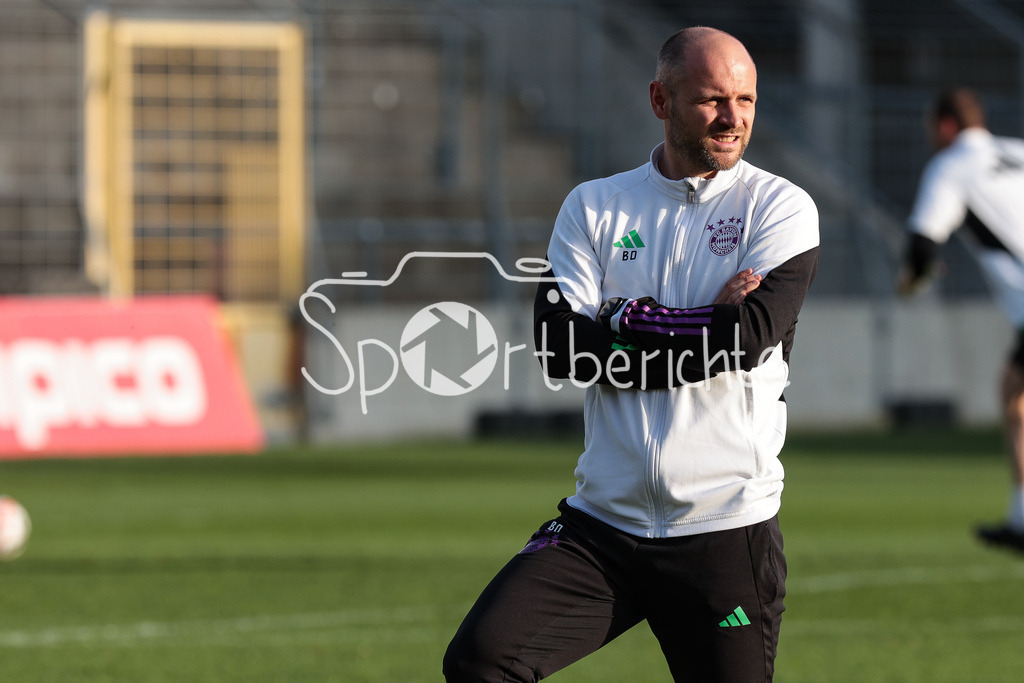 FC Bayern Amateure - TSV Aubstadt | Amateure CO-Trainer Sebastian Dreier in Aktion / Freitseller / Einzelfoto