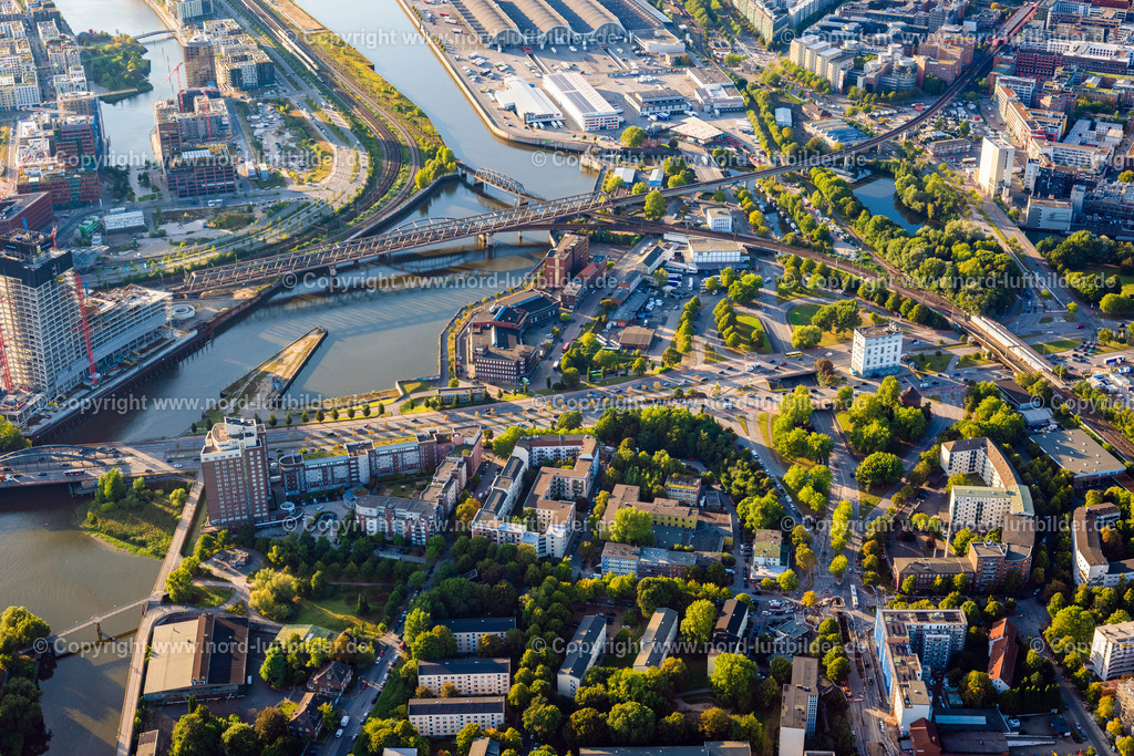 Hamburg_Rothenburgsort_ELS_4248190925 | HAMBURG 19.09.2025 Eisenbahn- Brückenbauwerk zur Streckenführung der Bahn- Gleise und Straßenkreuzung Billhorner Brückenstraße und Amsinckstraße in Hamburg, Deutschland. // Railway bridge building to route the train tracks and road junction Billhorner Brueckenstrasse and Amsinckstrasse in Hamburg, Germany. Foto: Martin Elsen