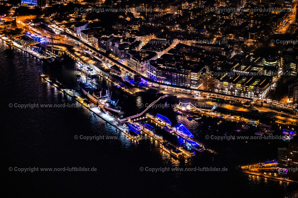 Hamburg_Hafen_Berseebrücke_Nachtaufnahme_ELS_7458060325 | HAMBURG 06.03.2025 Nacht- Lichter und Beleuchtung Hafenanlagen des Niederhafen mit dem Feuerschiff und Ausflugsbooten am Ufer des Flußverlaufes der Elbe in Hamburg, Deutschland. // Night lighting port facilities of the Niederhafen with the lightship and excursion boats on the banks of the river Elbe in Hamburg, Germany. Foto: Martin Elsen