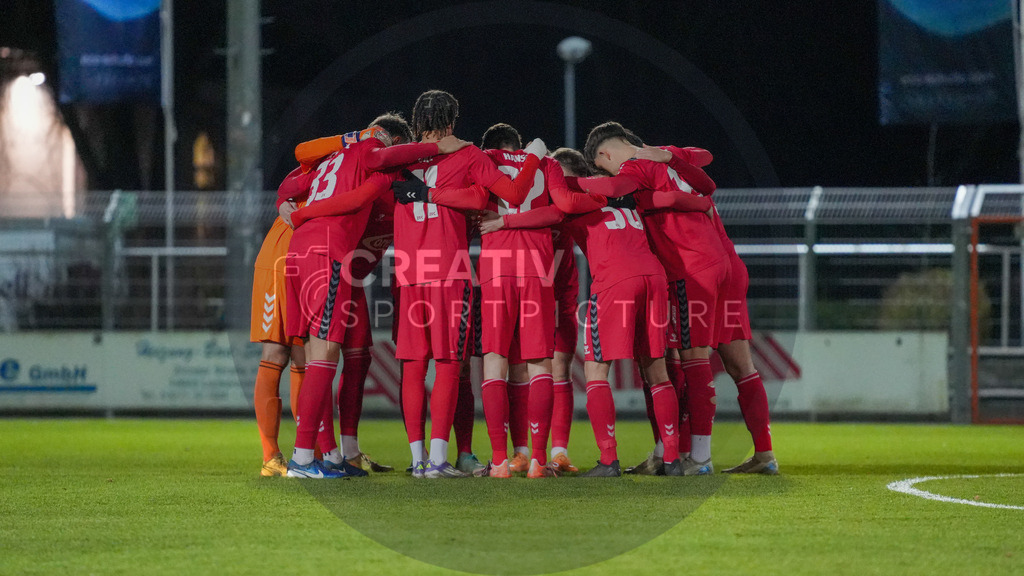 Fußball, Herren, Saison 2025/2026, Regionalliga Nordost, 17. Spieltag, FSV 63 Luckenwalde vs. ZFC Meuselwitz, Freitag 28.11.2025, Werner-Seelenbinder-Stadion Luckenwalde, | Fußball, Herren, Saison 2025/2026, Regionalliga Nordost, 17. Spieltag, FSV 63 Luckenwalde vs. ZFC Meuselwitz, Freitag 28.11.2025, Werner-Seelenbinder-Stadion Luckenwalde, Im Bild: Der Mannschaftskreis des ZFC Meuselwitz vor Spielbeginn. - Realisiert mit Pictrs.com