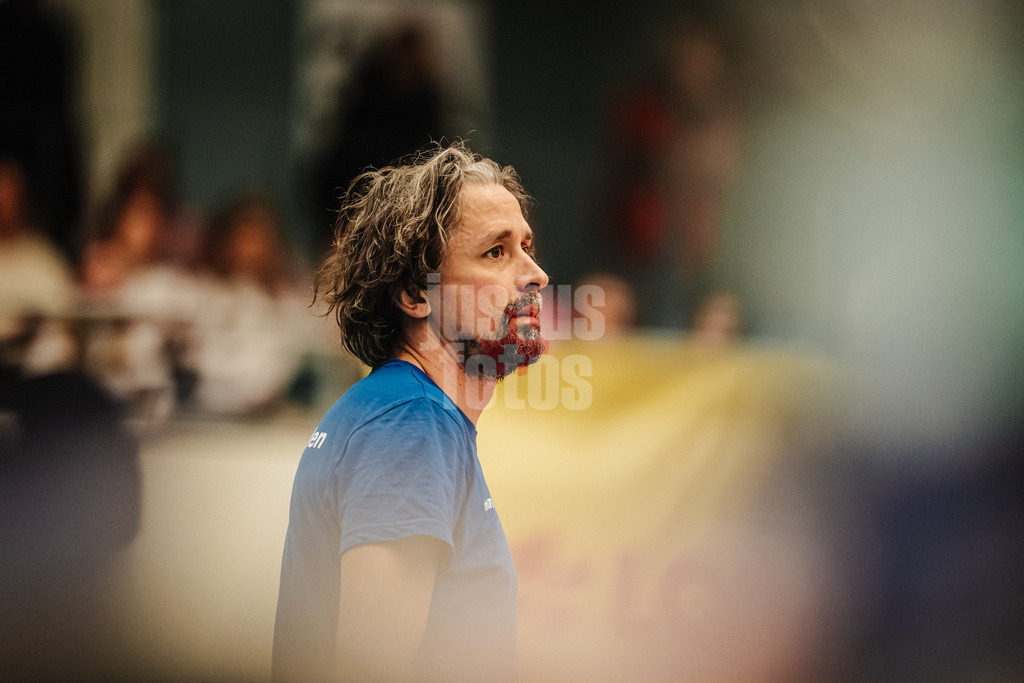 Volleyball | Frauen | Saison 2025/2026 | Volleyball Bundesliga | ETV Hamburger Volksbank Volleys vs. VC Wiesbaden | 14.03.2026 | Trainer Benedikt Frank (VC Wiesbaden)