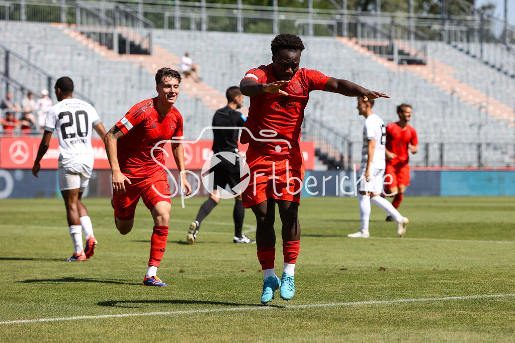 FC Würzburger Kickers - FC Bayern Amateure | Jubel nach dem Treffer zum 0-1 durch Nestory IRANKUNDA (FC Bayern München II #7) / Tor / Freude / Happy / Torschuetze / Flick Flack / Salto / Regionalliga Bayern: FC Würzburger Kickers - FC Bayern München II, AKON Arena am 24.08.2024