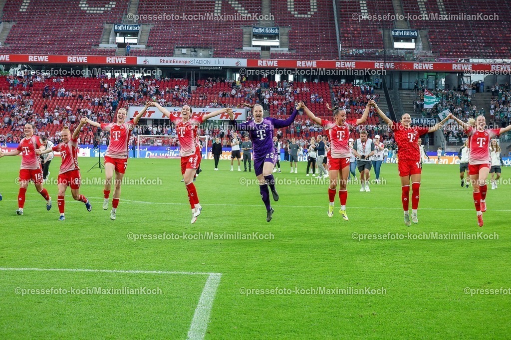 xsscx02052601130 | 02.05.2026, xsscx, Frauen Fussball, 1. FC Köln - Werder Bremen, 1. Fussball Bundesliga, 24. Spieltag, RheinEnergie-Stadion, Saison 2025 2026: Die Mannschaft des 1. FC Köln feiert ihren Sieg zum 3:0 mit Amelie Bohnen (1. FC Köln #15), Laura Vogt (1. FC Köln #8), Anna-Lena Stolze (1. FC Köln #7), Sara Agrez (1. FC Köln #4), Aurora Mikalsen (1. FC Köln #23), Vanessa Leimenstoll (1. FC Köln #29), Zö Hasenauer (1. FC Köln #16) DFB regulations prohibit any use of photographs as image sequences and or quasi-video. Photo: xSandraxScherningxPressefotoKochx