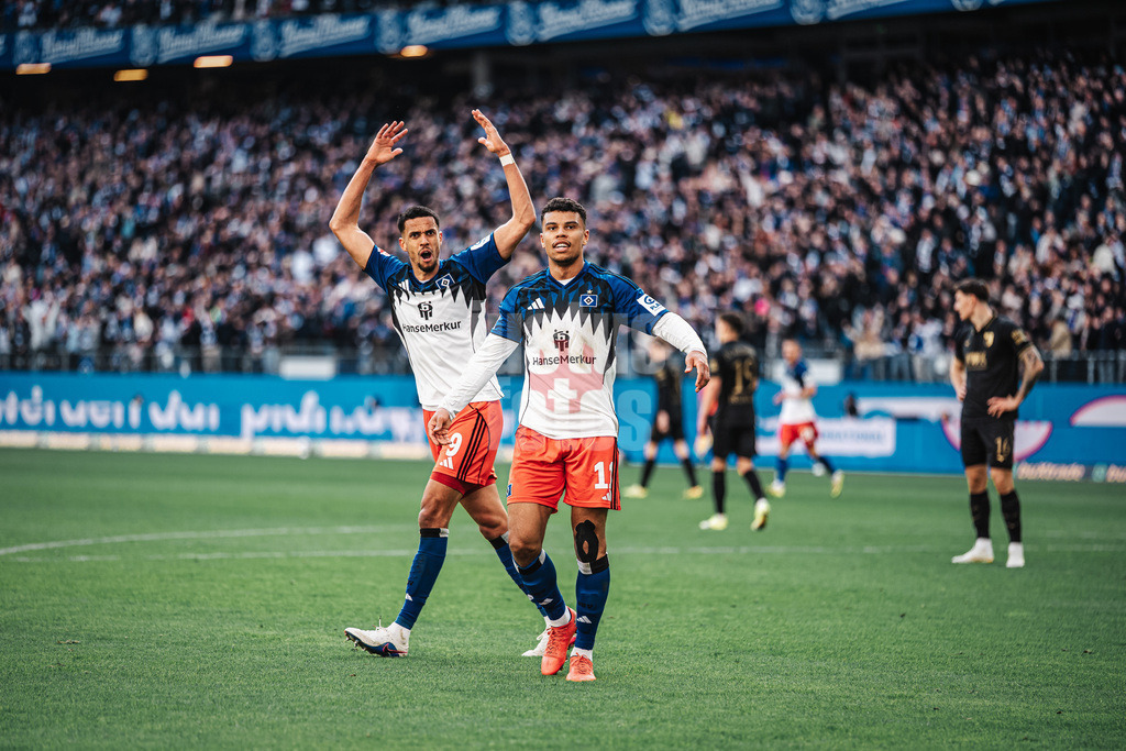 Fußball | Männer | Saison 2025/2026 | 1. Fußball-Bundesliga | 28. Spieltag | Hamburger SV vs. FC Augsburg | 04.04.2026 | Torjubel Ransford-Yeboah Königsdörffer (#11, HSV) rechts und Robert Glatzel (#9, HSV) links