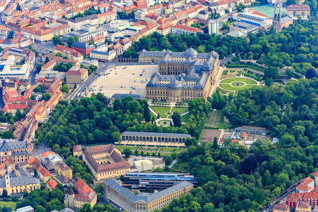 Luftbild: Residenz Würzburg mit Orangerie des Hofgartens Würzburg - im Vordergrund Amts- und Landgericht Würzburg im Ortsteil Altstadt in Würzburg im Bundesland Bayern in Deutschland.Foto: IMG_089804.jpg vom 11.06.2016 durch Werner Riehm/FLY-FOTO.deBayerische Schlösserverwaltung | Residenz Würzburg | AktuellesAmtsgericht Würzburg - - Bayerisches Staatsministerium der Justiz