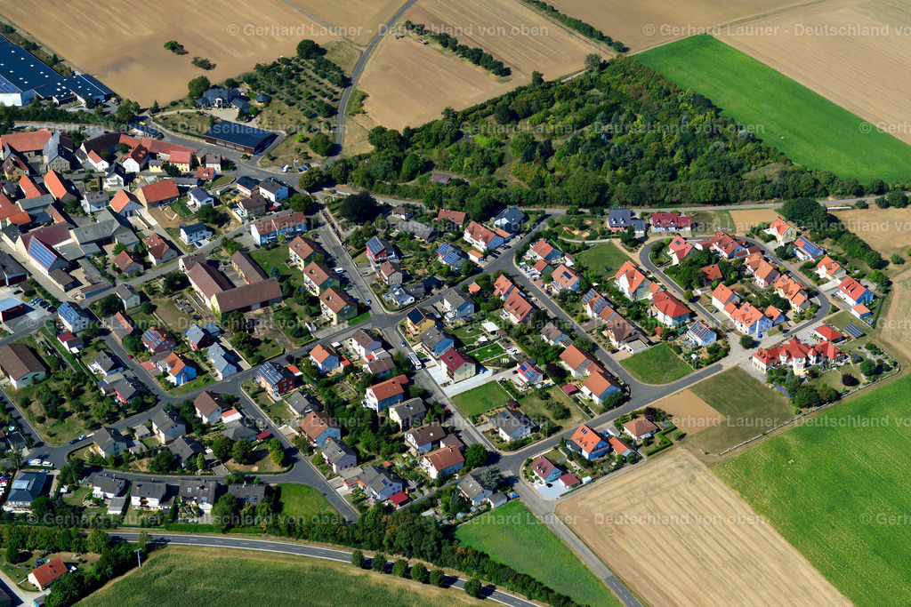 3650499 | SULZDORF 13.09.2016 Landwirtschaftliche Nutzflächen und Feldgrenzen  umsäumen das Siedlungsgebiet des Dorfes in Sulzdorf im Bundesland Bayern, Deutschland // Agricultural land and field boundaries surround the settlement area of the village  in Sulzdorf in the state Bavaria, Germany Foto: Gerhard Launer